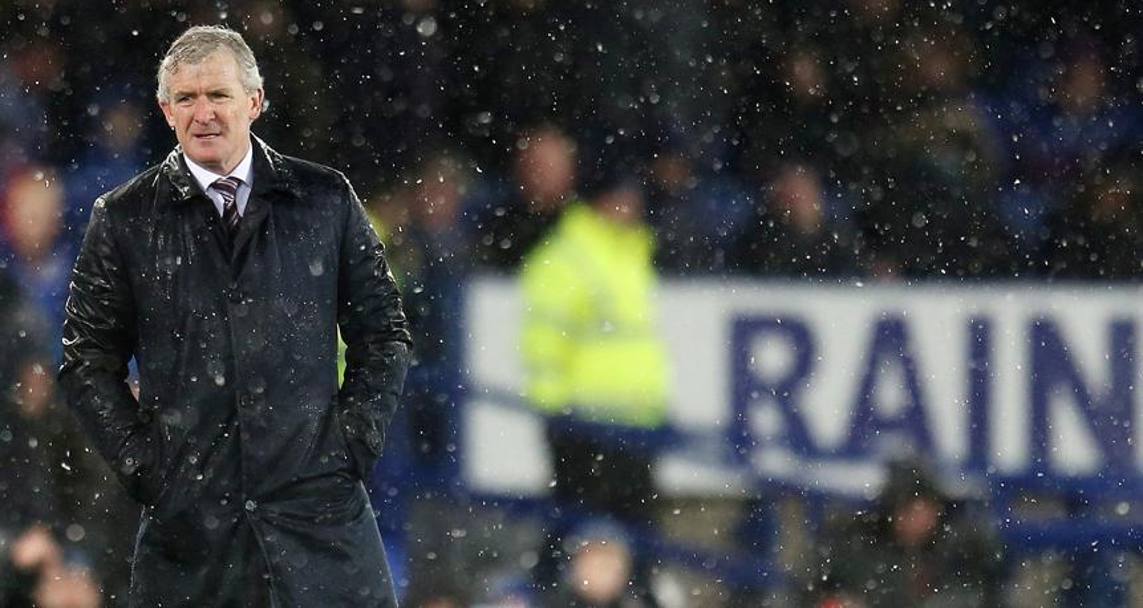 Mark Hughes, 56 anni, col suo Stoke ha battuto l&#39;Everton sotto la neve. Action
